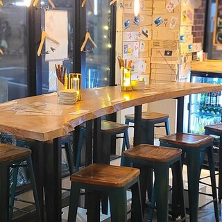 A carefully made solid wood table♪ Can accommodate up to 9 people♪
