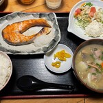 武屋食堂 - 銀鮭の塩焼きと小豚汁定食。