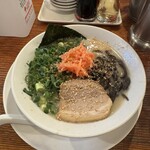 まるきんラーメン - 迷うことなく「ネギキクラゲ」｡紅生姜とすりゴマで美味しくお化粧｡