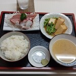 埼玉屋食堂 - 定食にはこの他大根と人参のきんぴら