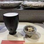 奈良 - お突き出しの椎茸と松茸と湯葉の和え物とビール。