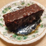 ラ・ヴィエイユ・フランス 本店 - ◆ブラウニー　450円 外側のコーティングは結構硬めで、内側もそれなりに硬い