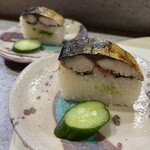奈良 - 〆のお楽しみ。焼き鯖寿司。中に柴漬けが入っていてさっぱりと後味よくいただけます(๑'ڡ'๑)୨♡