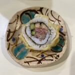 奈良 - 松茸と鱧巻きの天ぷらはピンク色の梅塩でいただきます！お花みたいでかわいい♥️