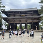 Nara - 東大寺の南大門。大仏殿にふさわしい日本最大級の重層門です。今はない鎌倉再建の大仏殿の威容を偲ばせる貴重な遺構ですよね〜(∩˘ω˘∩ )