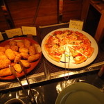 Akizu - 揚げ物とピザのコーナー
