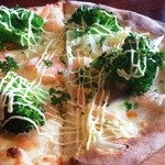 麦収舎 - エビとブロッコリーのピッツアやん！