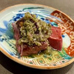 肉料理かなえ - ❸ハツ刺し身 ～新鮮なざく切りのハツをマッシュルームとたもぎ茸にピリ辛のアケガラシ（山一醤油）を練り込んだ薬味で頂くが、火を通したハツ脂には絶妙な味わい。