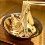 うどん屋 きすけ - 肝心のうどんは色艶も美しく、食欲もりもり
            本場讃岐なのか、麺のコシはかなりのもの
            ツルツルの食感が更に食欲を唆ります♫