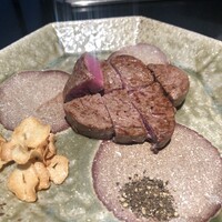 やまなみ - カリカリのガーリックチップが美味　もっと生に近いレアが好み