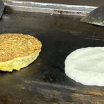 Okonomiyaki Hiranoya - 白雪姫山芋のせる前