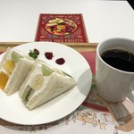 fruits peaks - フルーツサンド770円＋コーヒーR370円