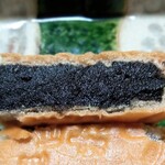 白松がモナカ本舗 - 料理写真:最中 胡麻 断面