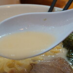 らーめん桃源 - ”スープ”、程よく角も取れた塩味、罪悪感無く飲み干せてしまいました。うまいー！！