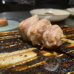 薪炭まだら - 肉厚の京赤地鶏かしわには出汁醤油を塗るのです