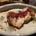 薪炭まだら - こりゃ凄い。梅のフリーズドライパウダーを載せた巻き手羽先