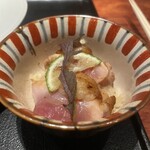 薪炭まだら - 地鶏のもも肉たたきの下にはご飯が隠れているのです