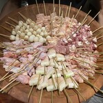 薪炭まだら - 本日の焼き鳥はこちらのラインナップ、わぁ〜おー