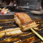 薪炭まだら - パリパリの皮巻きせせりには酸醤油をつけて