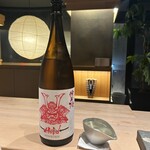 Sushidokoro Touge - 日本酒も進みます。シンボルの照明も素敵です。