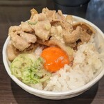 肉玉そば おとど - ライスに卵黄、肉を載せる