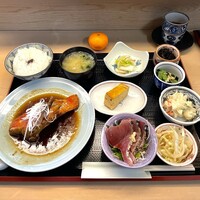 一つ木竹林草 - 金目鯛煮付（定食）、小鉢がたくさん付いて豪華です！