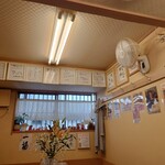 らぁめん 一福 - 著名人のサイン色紙でいっぱい。