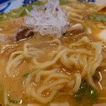 らぁめん 一福 - 適度な茹で加減が好みの中細麺。やわらか仕込みの幅広メンマも入っています。