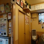 らぁめん 一福 - 玄関入って左はテーブル席。