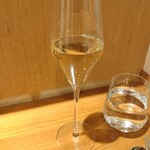 パスタとワインのお店 Piacere - プレオープン中のワンドリンクプレゼントでいただいたスパークリングワイン