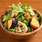 Green salad with garland chrysanthemum and seasonal vegetables