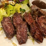 日向 - ①USサガリカットステーキ
            横隔膜に付属する筋肉で腰椎側の部位
            US牛らしく脂の少ない赤身で肉の味が濃い
            お値段なりという印象ですが、肉汁orドリップが多い気がします