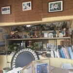 カフェ パヤラ - お店の中。犬の写真とかいろいろあって楽しい。