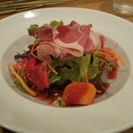 カフェ トラットリア フェリーチェ ピッチョーネ - 生ハムのサラダ  木苺ソース