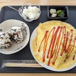 まひちゃんち - 料理写真:オムやきそば（おにぎり付）　700円