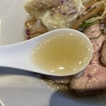 宍道湖しじみ中華蕎麦 琥珀 - スープ。塩と貝の風味が美味い。
