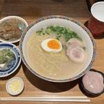 Yokohama Shourom Poumania - ランチセット¥1380 小籠包4個＋選べるメイン(鶏白湯そば選択)＋小鉢＋デザート