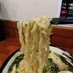 俺の中華たなか家 - 麺リフト⤴️「自家製太麺」に味噌スープがシッカリ絡んできます(^_^)v