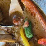 カフェ ド マザーズ - スープの中にはマッシュルームやトマトなどの多くの野菜がふんだんに煮込まれている。