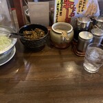 百歩ラーメン - 麺の到着を待つ間に、トッピング類を撮影。全て蓋がついているのを、撮影時だけ外させてもらいました。