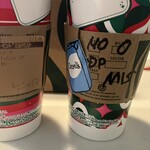 スターバックス・コーヒー - 左側アーモンドミルク、右側オーツミルク