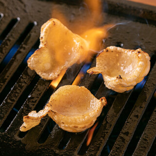 卓上ロースターで焼き立ての「鶏焼」を楽しんで。豊富な部位あり