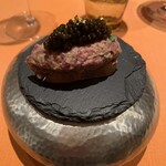 モノリス - 馬肉のタルタル　キャビア　ねカナッペ