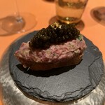 モノリス - 馬肉のタルタル　キャビア　のカナッペ