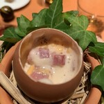 モノリス - 中には半熟卵とベーコン