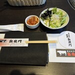 黒毛和牛焼肉 凱旋門 - サラダ、キムチ