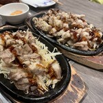 焼肉&手打ち冷麺 二郎 - 焼肉定食(奥が肉大盛り)