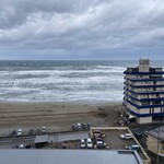 KAMEYA HOTEL - 窓からは日本海の荒波