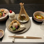 亀や - 右　一献（出羽ノ雪）、胡麻豆富餡掛け