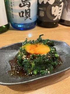 Shubou Sango Shou - ごま油ニラのピリ辛卵黄のせ